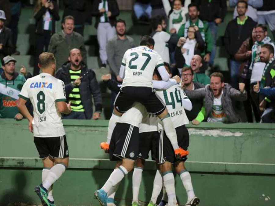 Sob o comando interino de Tcheco, Coritiba vence o Atlético-GO
